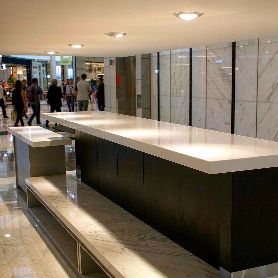 1789378665958057324304367616.png Commercial quartz countertop on a shopping mall information desk in a bright retail interior
