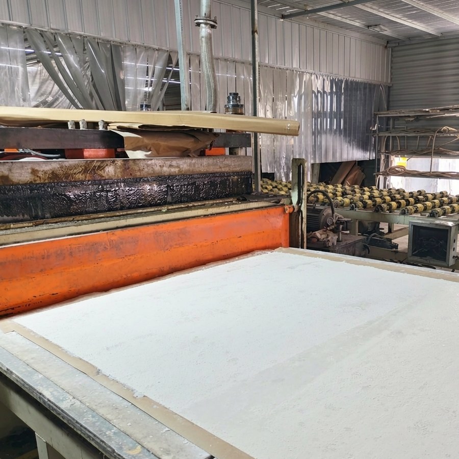 1789466065958423905010262016.jpg Hydraulic vacuum press compacting an engineered quartz slab between heavy steel plates