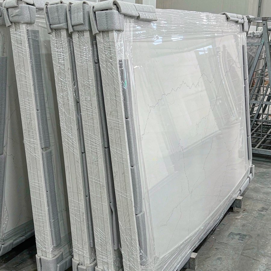 1789535095958713439115694080.jpg Quartz slabs lined with protective foam and corner guards before export packing