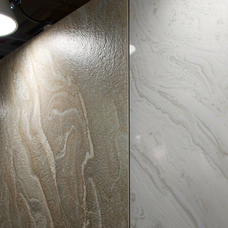 1789975724960561568161628160.jpg Close-up comparison of natural quartzite slab surface and polished engineered quartz slab surface under workshop lighting