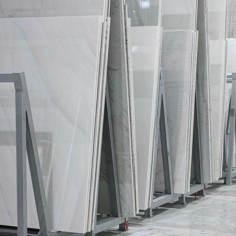 1790236835961656746532691968.jpg Large format engineered quartz slabs stacked on A-frame racks in a slab factory warehouse