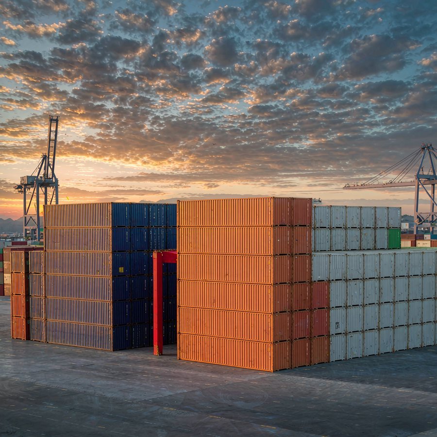 1791195096965675988119916544.jpg Containers waiting at a port — the final leg after you import quartz slabs from China